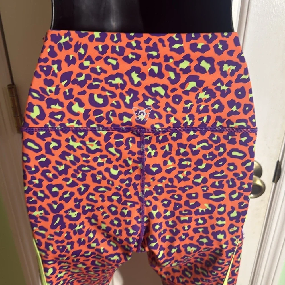 Peloton x Brittany Allen Neon Leopard Print Sports Activewear Set Size Medium - Picture 12 of 15